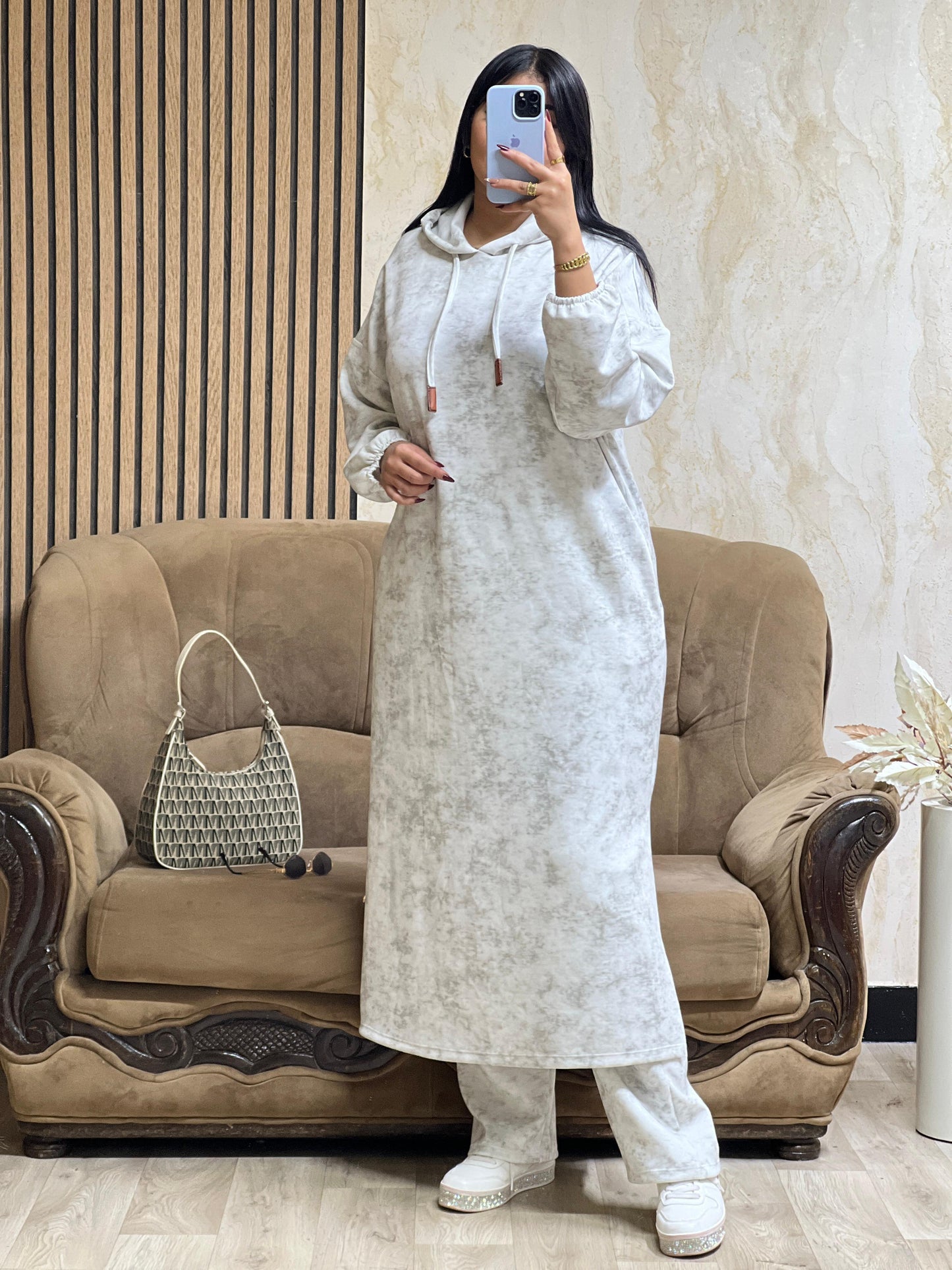 كيطمة سكوبة طويلة تجمع بين الراحة والدفء… واختيار راقٍ يناسب جميع الأوقات