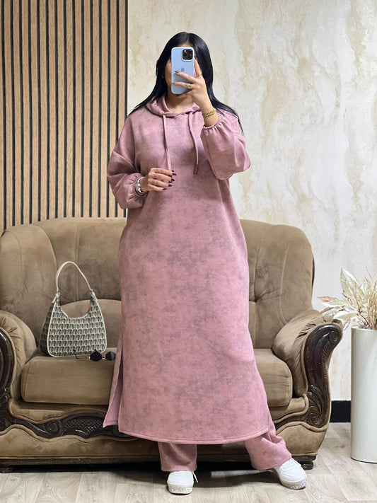 كيطمة سكوبة طويلة تجمع بين الراحة والدفء… واختيار راقٍ يناسب جميع الأوقات