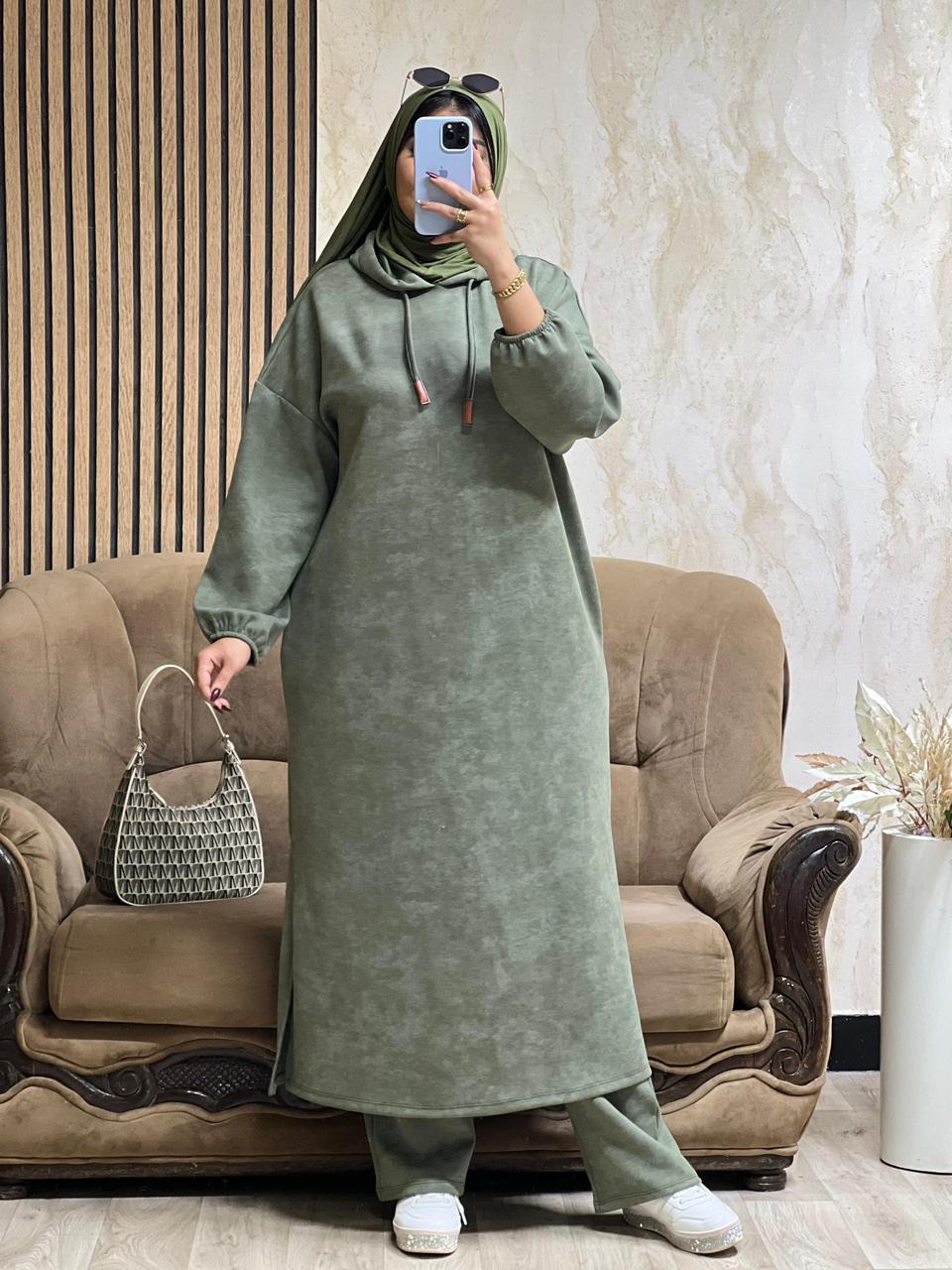 كيطمة سكوبة طويلة تجمع بين الراحة والدفء… واختيار راقٍ يناسب جميع الأوقات