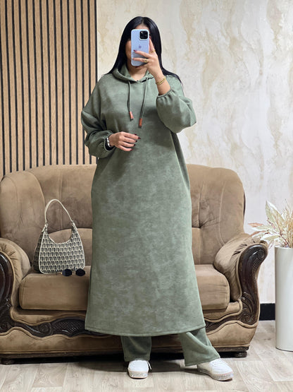 كيطمة سكوبة طويلة تجمع بين الراحة والدفء… واختيار راقٍ يناسب جميع الأوقات