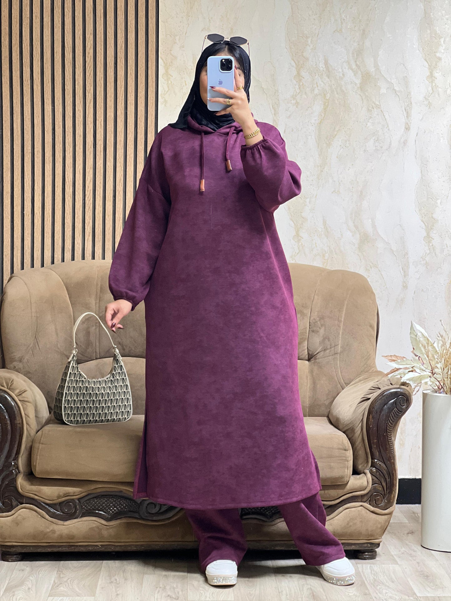 كيطمة سكوبة طويلة تجمع بين الراحة والدفء… واختيار راقٍ يناسب جميع الأوقات