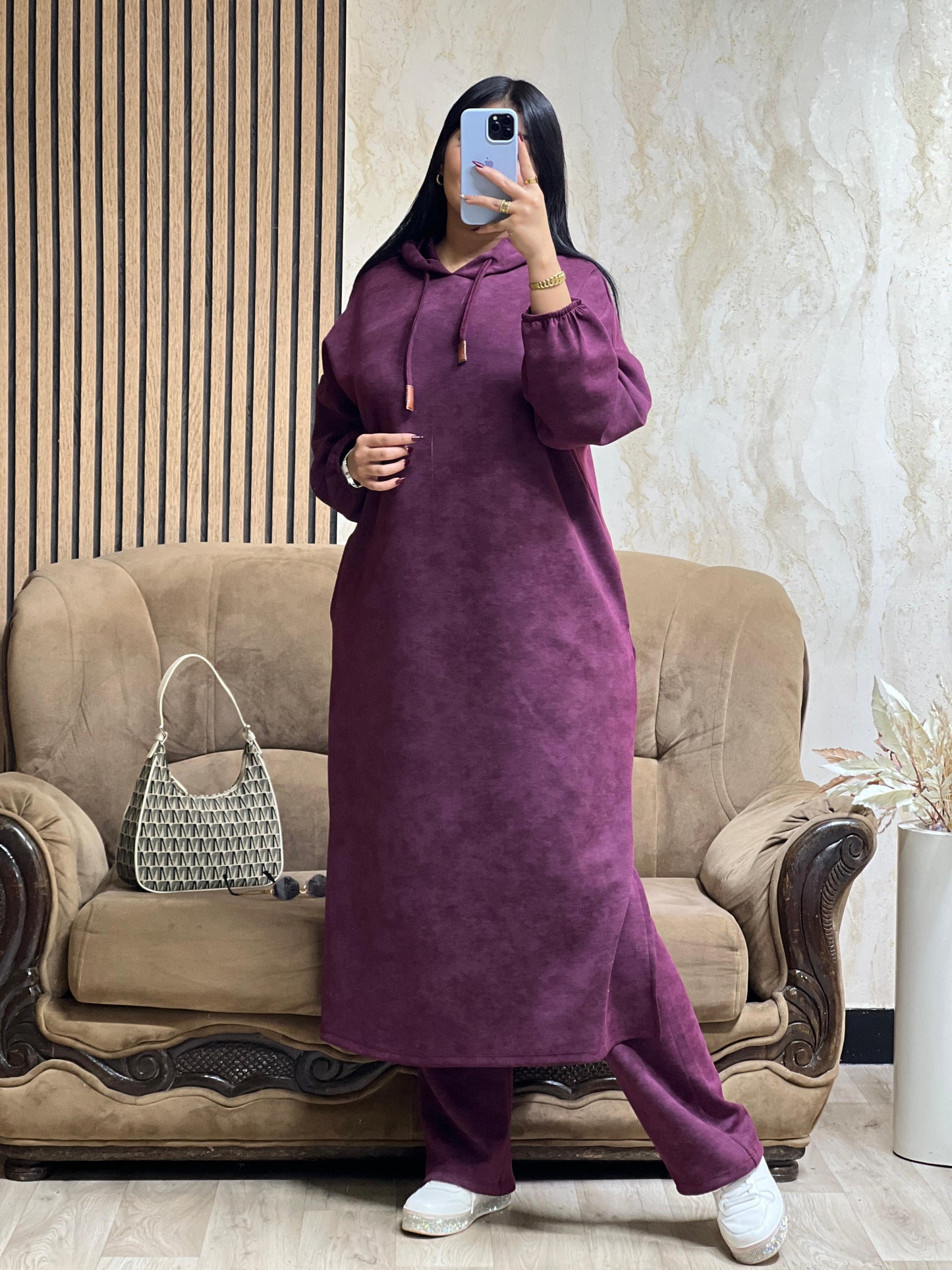 كيطمة سكوبة طويلة تجمع بين الراحة والدفء… واختيار راقٍ يناسب جميع الأوقات