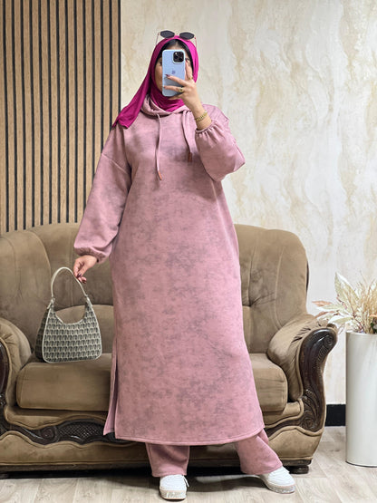 كيطمة سكوبة طويلة تجمع بين الراحة والدفء… واختيار راقٍ يناسب جميع الأوقات