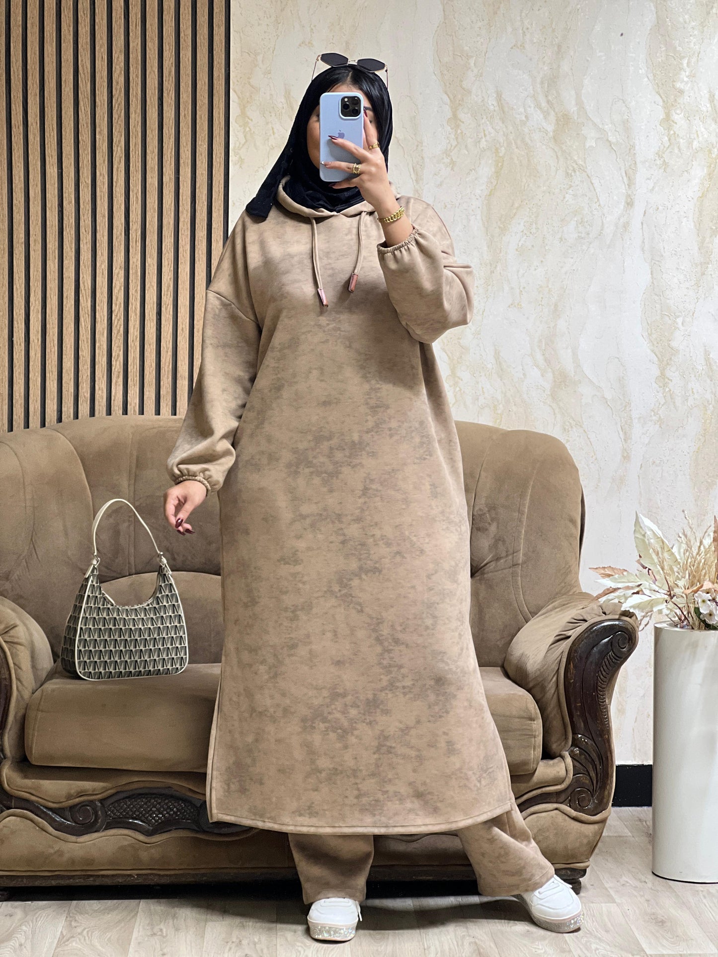 كيطمة سكوبة طويلة تجمع بين الراحة والدفء… واختيار راقٍ يناسب جميع الأوقات