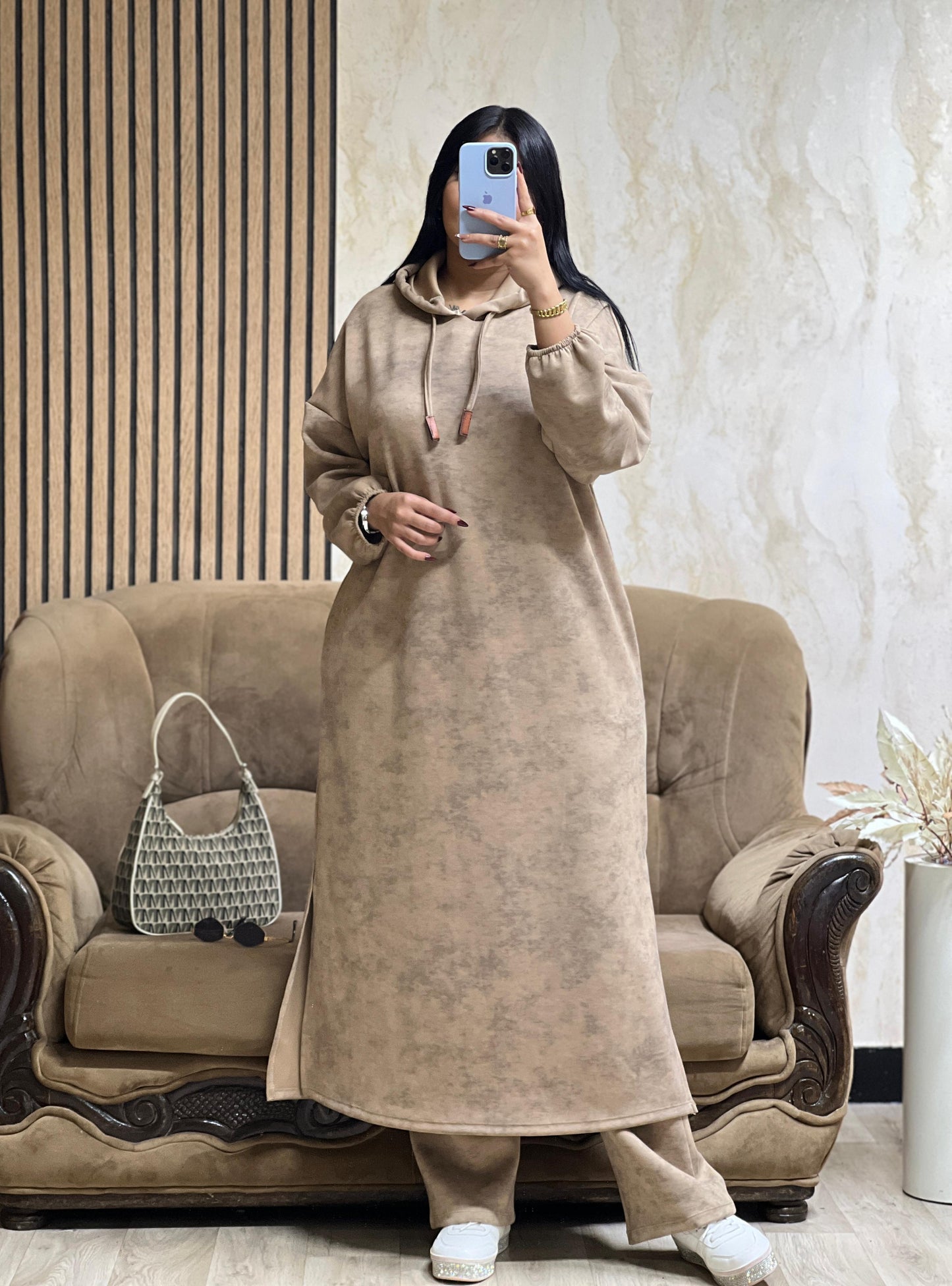 كيطمة سكوبة طويلة تجمع بين الراحة والدفء… واختيار راقٍ يناسب جميع الأوقات