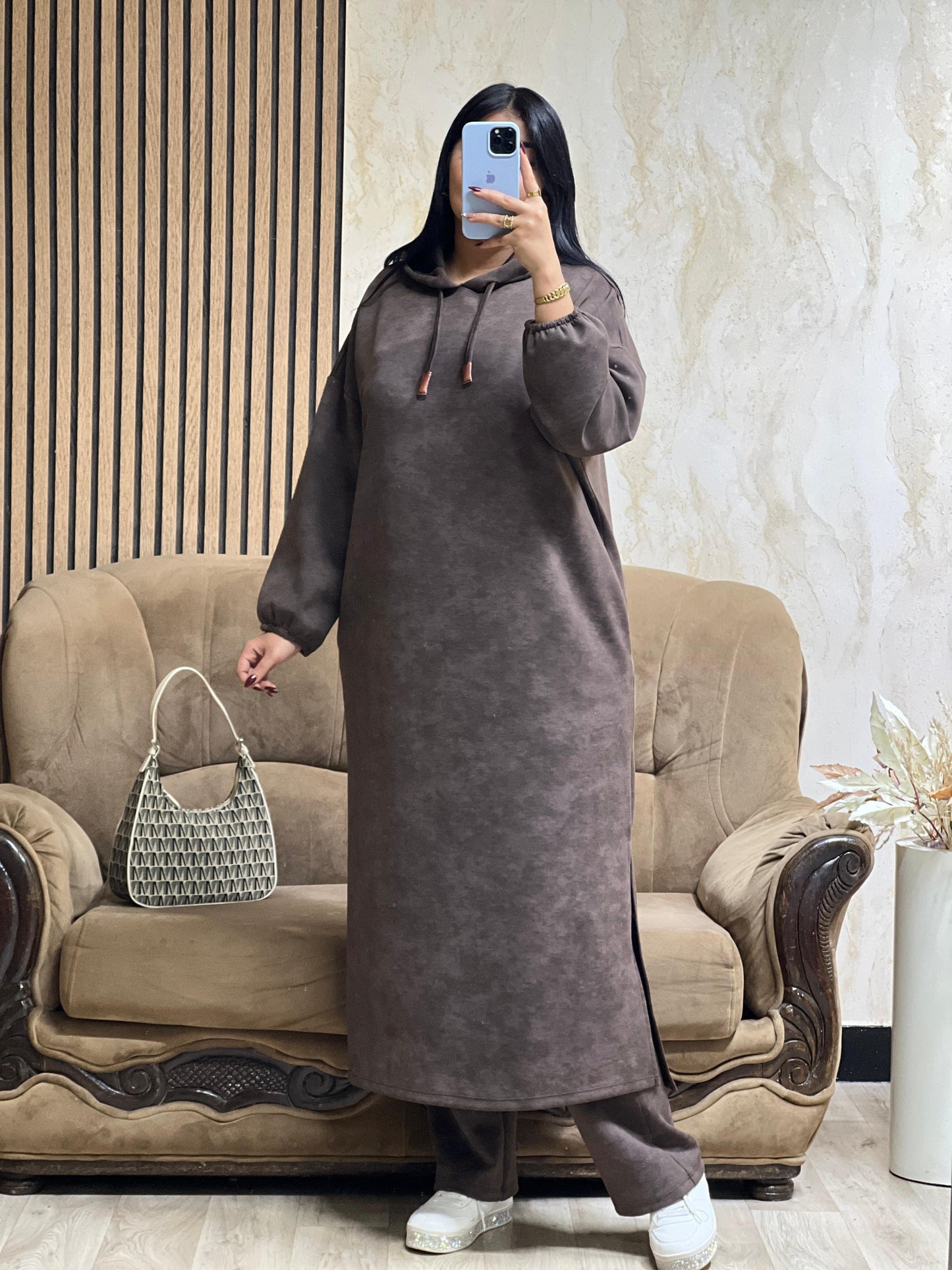 كيطمة سكوبة طويلة تجمع بين الراحة والدفء… واختيار راقٍ يناسب جميع الأوقات