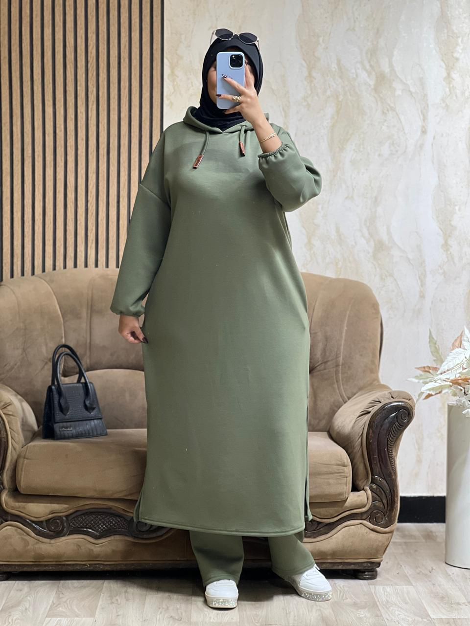 كيطمة سكوبة طويلة تجمع بين الراحة والدفء… واختيار راقٍ يناسب جميع الأوقات