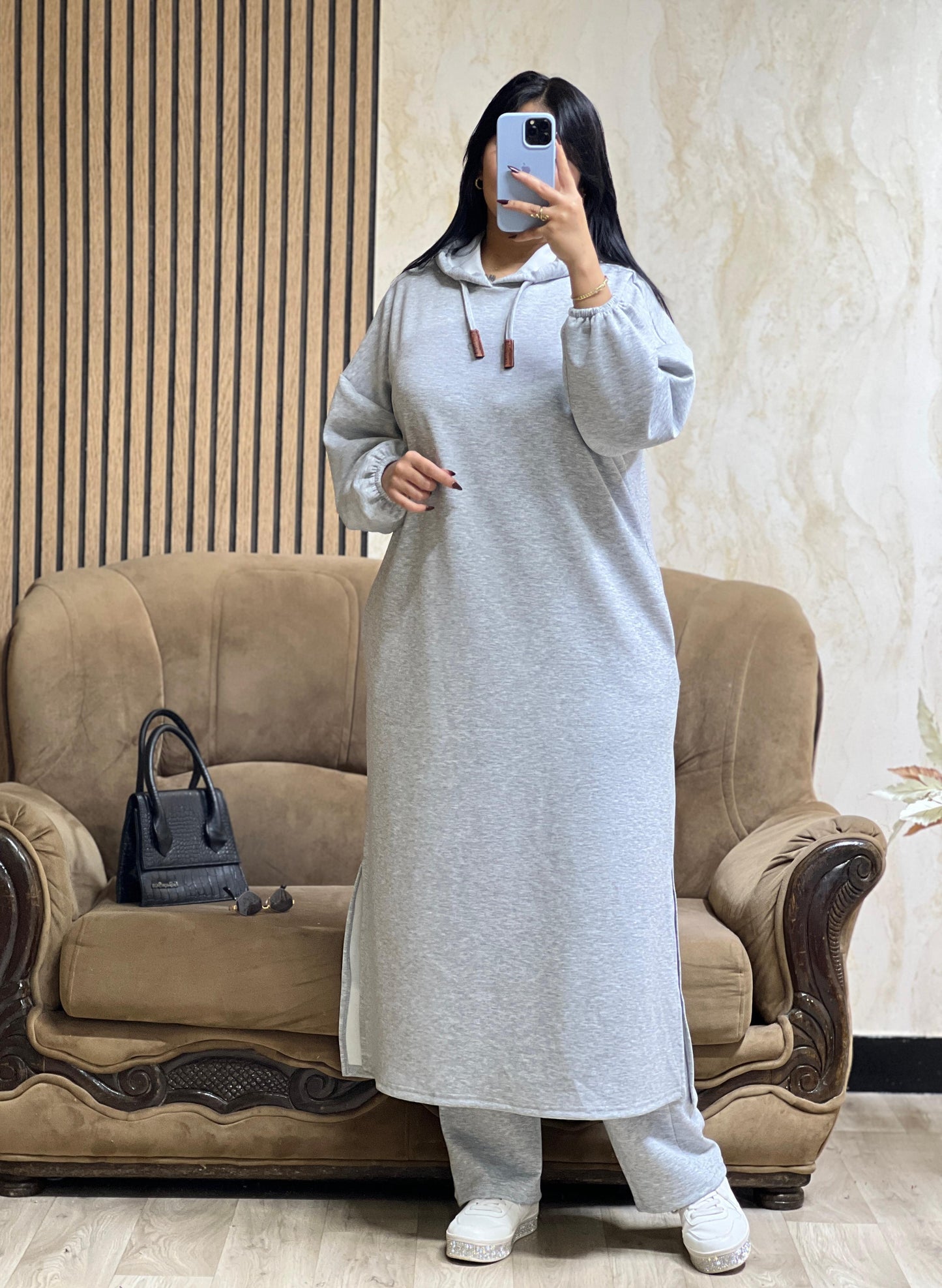 كيطمة سكوبة طويلة تجمع بين الراحة والدفء… واختيار راقٍ يناسب جميع الأوقات