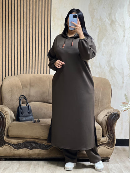 كيطمة سكوبة طويلة تجمع بين الراحة والدفء… واختيار راقٍ يناسب جميع الأوقات