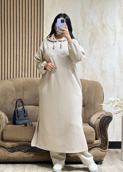 كيطمة سكوبة طويلة تجمع بين الراحة والدفء… واختيار راقٍ يناسب جميع الأوقات