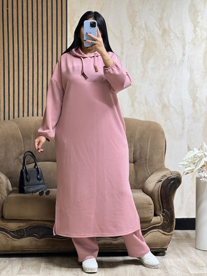 كيطمة سكوبة طويلة تجمع بين الراحة والدفء… واختيار راقٍ يناسب جميع الأوقات