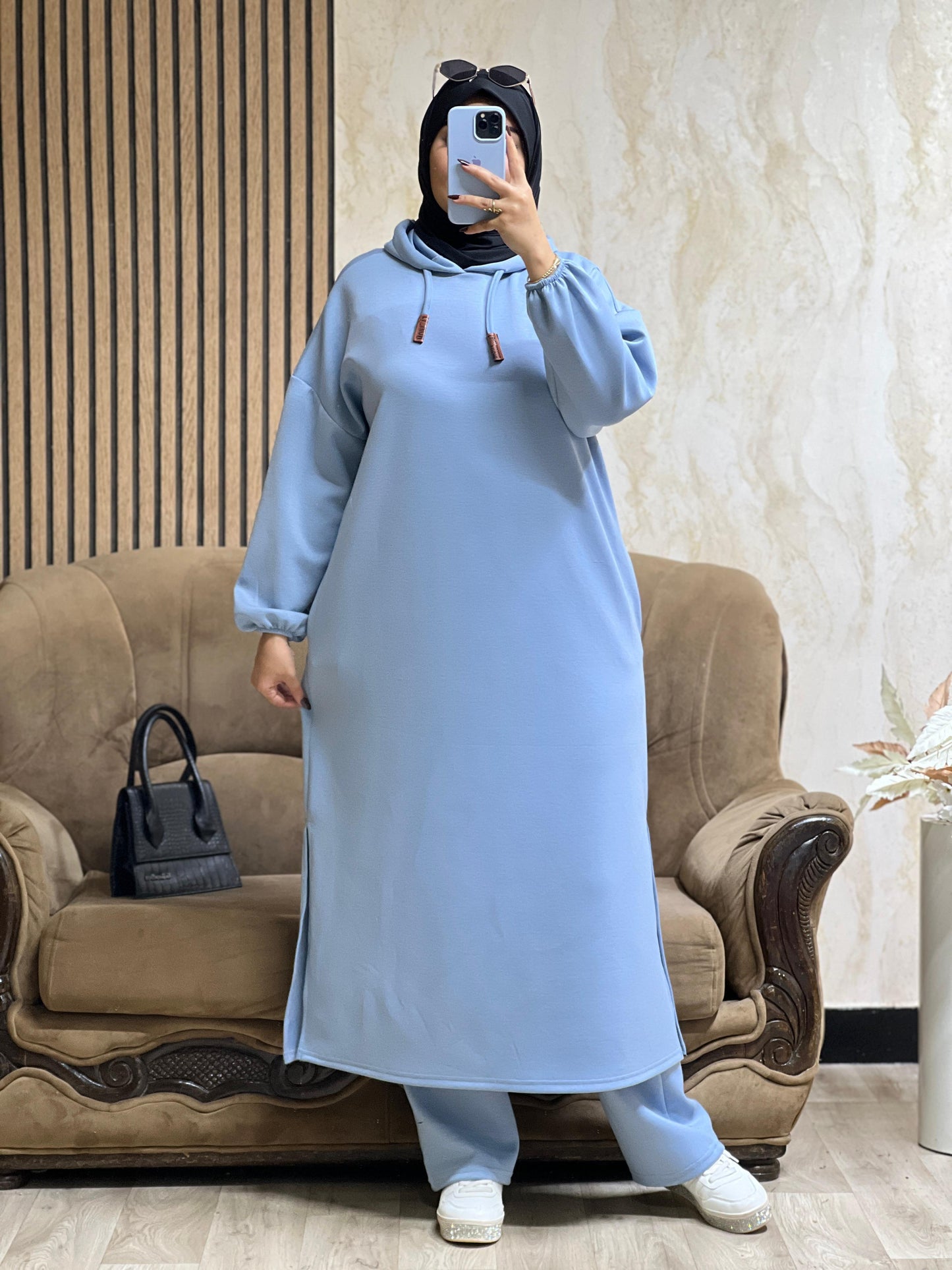 كيطمة سكوبة طويلة تجمع بين الراحة والدفء… واختيار راقٍ يناسب جميع الأوقات