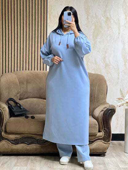 كيطمة سكوبة طويلة تجمع بين الراحة والدفء… واختيار راقٍ يناسب جميع الأوقات